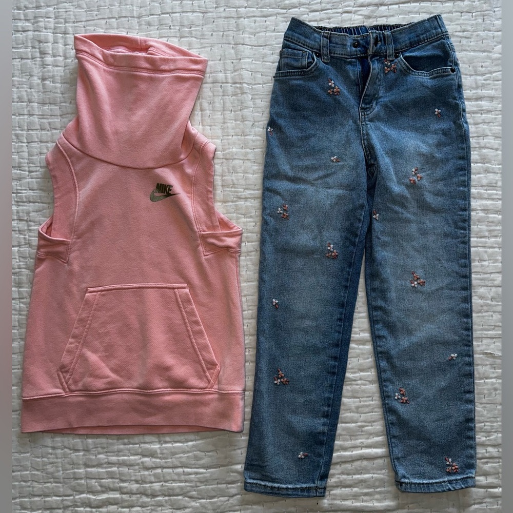Great condition! Sz Small Nike top and Sz 8 kids jeans 🌸🩷